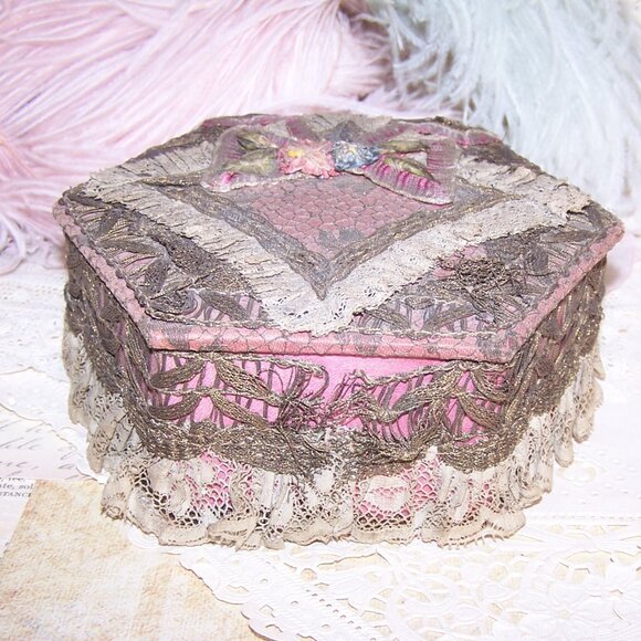 Antique French Ribbonwork Boudoir Box - Mauve, Gold Lace & Rococo Ribbon Trim - Picture 4 of 7